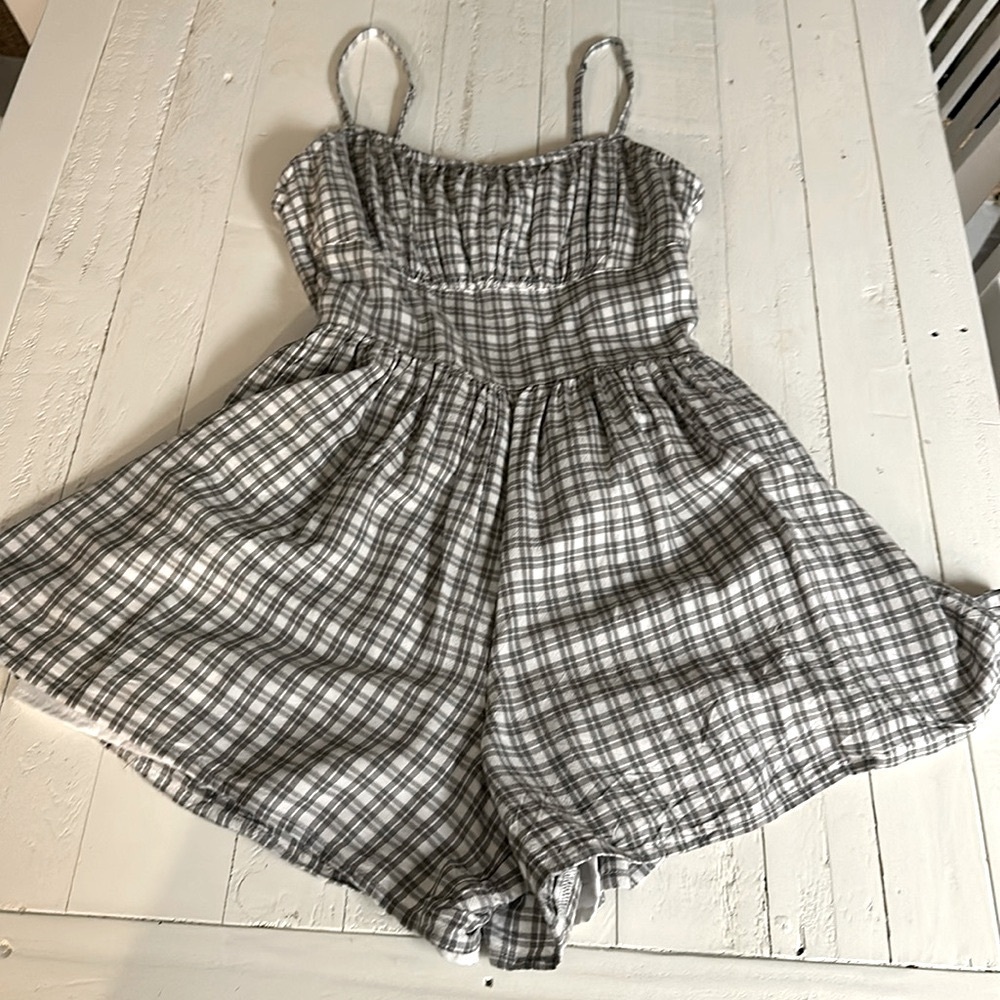 Hollister plaid tan&white Short Jumper Smocked Peasant pockets, keyhole back Sm